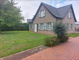 Deze ruime en alleenstaande woning is gelegen in het groene Ruiselede op een boogscheut van het centrum.<br />Aan de voorzijde beschikt de woning over een grote voortuin en een ruime oprit met plaats voor meerdere voertuigen.<br />Achteraan de woning bevindt zich de inpandige garage met kantelpoort, aparte garage, ruim terras en aangename tuin.<br /><br />Indeling:<br />GV: inkomhal - gastentoilet met handwasser - bureau/slaapkamer - woonkamer met elektrische haard - keuken met elektrisch koken, dampkap, oven, microgolf, vaatwas, dubbele spoelbak - wasruimte met lavabo - badkamer met douche en lavabomeubel - berging.<br /><br />1e V: nachthal - 2 slaapkamers waarvan 1 met dressing/berging - badkamer met ligbad, lavabomeubel en toilet - zolderberging.<br /><br />Algemeen:<br />- EPC 243 - label C<br />- Een bewoonbare oppervlakte van 250 m²<br />- Verwarming op stookolie<br />- Warm water via stookolie<br />- Rolluiken aanwezig<br />- Vrij vanaf 01/12/2026<br /><br />Huurprijs: € 1100/maand.