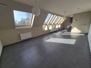 Mooi afgewerkt appartement gelegen aan het dorpsplein, recht tegenover het park te Oostakker.Dit duplex appartement met een oppervlakte van 89m² is...