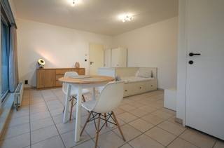 <p><span>Vous êtes à la recherche d’un studio agréable dans un emplacement stratégique à Merchtem ? Alors ce studio bien entretenu avec terrasse mérite certainement une visite !</span></p>
<p><span>Situé au Stoofstraat 40, ce studio bénéficie d’une excellente accessibilité. Les commerces, les écoles, les transports en commun ainsi que le centre de Merchtem se trouvent tous à distance de marche.</span></p>
<p><span>Agencement</span></p>
<p><span>Le studio est situé au premier étage d’une petite résidence et offre tout le confort nécessaire.</span></p>
<p><span>L’entrée, équipée d’un WC séparé, mène à la pièce de vie lumineuse avec cuisine ouverte. La cuisine dispose de toutes les installations nécessaires, notamment d’un four, d’un lave-vaisselle, d’un réfrigérateur et de nombreux espaces de rangement.</span></p>
<p><span>La pièce de vie offre suffisamment d’espace pour installer une petite table à manger ainsi qu’un canapé-lit. Elle donne également accès à une terrasse. </span><span>Le studio dispose en outre d’une salle de bains séparée avec douche.</span></p>
<p><span>Enfin, une cave privative est également comprise, idéale pour offrir un espace de rangement supplémentaire.</span></p>
<p><span>En résumé, un studio agréable et pratique, idéalement situé, pour une personne seule ou un étudiant à la recherche de confort, de convivialité et d’une excellente accessibilité.<br /><br />Prix: €575 + €25 (charges) </span></p>
<p><span>Intéressé(e) ? Prenez rendez-vous dès aujourd’hui avec notre agent immobilier !<br /></span>02 887 80 56 – info@impromove.be</p>