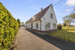 Ruime woning op een perceel van maar liefst 1.665 m² in Ichtegem, gelegen langs een vlot bereikbare verbindingsweg met een uitstekende bereikbaarheid naar het centrum, omliggende gemeenten en de belangrijkste invalswegen. <br /><br />Deze woning beschikt over een praktische indeling en aangename leefruimtes, waardoor ze heel wat mogelijkheden biedt voor wie op zoek is naar een gezellige, ruime gezinswoning. Dankzij de vele raampartijen geniet de woning van een aangename natuurlijke lichtinval en een open gevoel. De woning werd steeds degelijk onderhouden en biedt een mooie basis die met enkele opfrissingen en hedendaagse accenten volledig naar eigen smaak kan ingericht worden.<br /><br />Indeling als volgt: inkomhal, lichtrijke woonkamer, geïnstalleerde keuken en een aangename veranda waar u het hele jaar door kan genieten van extra leefruimte. Verder beschikt de woning over een praktische wasplaats, handige berging en een apart gastentoilet.<br />Op de eerste verdieping bevinden zich de nachthal, een extra berging, een afzonderlijke badkamer, twee volwaardige slaapkamers en een master bedroom met ensuite badkamer.<br /><br />Een absolute troef van deze eigendom zijn de ruime buitenruimtes en praktische bijgebouwen. De grote loods en ruime garage maken dit pand uitermate geschikt voor zelfstandigen, hobbyisten of wie nood heeft aan extra opslag- en werkruimte. Dankzij de ruime verharde oprit zijn er bovendien voldoende parkeermogelijkheden aanwezig voor meerdere wagens, bestelwagens of materiaal.<br /><br />Troeven:<br />- Aangename en lichtrijke leefruimtes<br />- Steeds goed onderhouden woning<br />- Ruim perceel van maar liefst 1.665 m²<br />- Grote loods ideaal voor zelfstandigen of extra opslagruimte<br />- Ruime garage met tal van mogelijkheden<br />- 20 zonnepanelen aanwezig voor een lagere energiekost<br />- Ruime oprit met voldoende parkeermogelijkheden<br /><br />Geen renovatieplicht!<br />Interesse? Ontdek de mogelijkheden van deze eigendom tijdens een bezoek ter plaatse en neem vandaag nog contact op met Ward op het nummer:<br />0470 20 66 88.<br /> 