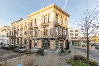 <p>Bezoek mogelijk na aanmaken huurdersprofiel via https://mijnhuurprofiel.be/property/84865eb6-21a5-43f5-aeb6-3d82ed6315af</p><p><br /></p><p><strong>Zurenborg biedt een unieke balans tussen de levendige energie van het stadsleven en de serene rust van een groene omgeving. Het is de ideale plek voor wie graag midden in het bruisende horecaleven staat, maar toch thuiskomt in een oase van ontspanning. </strong>Het appartement is gelegen op de tweede verdieping van een kleinschalig hoekgebouw. In de directe omgeving geniet je van vlotte verbindingen, buurtwinkels, scholen en andere voorzieningen. De Dageraadplaats ligt om de hoek, met tal van restaurants.</p><p><br /></p><p>Het appartement bestaat uit een inkomhal, een lichtrijke woonkamer die dankzij de grote raampartijen een open sfeer creëert, een keuken, 2 ruime slaapkamers, een badkamer met ligbad en douche en een praktische berging.</p><p><br /></p><p><strong>Troeven</strong>: goede ligging in levendige wijk - vlotte bereikbaarheid - mooie lichtinval.</p>