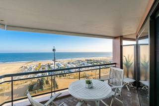 <p><strong>Blankenberge: Instapklaar appartement met frontaal zeezicht, 2 grote terassen en 2 slaapkamers te koop!</strong><br />Dromen van een eigen plekje aan zee? Dit instapklare appartement op een toplocatie aan de Zeedijk van Blankenberge is absoluut een aanrader! Op de 2e verdieping van de aangename residentie “Bristol Palace” bevindt zich dit aantrekkelijk appartement met zeezicht, twee ruime terrassen en twee volwaardige slaapkamers.<br />Dankzij de centrale ligging, tussen het casino en de jachthaven, geniet u hier van alles wat Blankenberge te bieden heeft. Het stadscentrum, de winkelstraat, de Grote Markt en het station bevinden zich allemaal op wandelafstand.<br />De combinatie van het zeezicht, de royale buitenruimtes en de praktische indeling maakt dit appartement bijzonder aantrekkelijk als tweede verblijf aan zee, vaste woonst of investering. Bovendien bestaat de mogelijkheid om een ondergrondse autostaanplaats in hetzelfde gebouw aan te kopen, een absolute meerwaarde op deze gegeerde locatie.</p>

<p><strong>Indeling:</strong> Inkomhal, woonkamer, terras met zeezicht, open, ingerichte keuken, badkamer, 2 ruime slaapkamers, 2e terras en apart toilet. + Mogelijkheid tot aankoop van een ondergrondse autostaanplaats in hetzelfde gebouw.</p>

<p><strong>Troeven:</strong></p>

<ul><li>Mogelijkheid tot aankoop autostaanplaats in het gebouw.</li><li>Elektriciteit conform.</li><li>Gemeubeld.</li><li>Gemeenschappelijke fietsenberging en vuilnislokaal.</li></ul>

<p>Meer informatie? Contacteer Maarten op het nummer 050 42 58 98.</p>