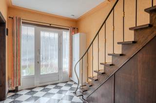 Deze <strong>halfopen bebouwing</strong> is rustig gelegen in een <strong>doodlopende straat</strong> en bevindt zich op een perceel van 306 m².<br />De woning geniet van een uitstekende ligging op wandelafstand van het station, wat zorgt voor een vlotte verbinding.<br /><br />Indeling:<br />Op het <strong>gelijkvloers</strong> vinden we een inkomhal, een gezellige woonkamer, keuken met eetplaats, badkamer en een praktische berging.<br />De <strong>eerste verdieping </strong>beschikt over <strong>3 slaapkamers</strong> en een extra bureau of berging.<br />Daarnaast is er nog een <strong>zolderruimte</strong>, ideaal als extra opslag of potentieel uitbreidingsmogelijkheden.<br /><br />Verder is de woning voorzien van een garage en een overdekt terras, waar het aangenaam vertoeven is in alle seizoenen.<br /><br />EPC=1036 (label F) = renovatieplicht.<br />Indien de verwarming zou aangepast worden van elektrische verwarming naar centrale verwarming op aardgas, dan daalt het EPC al naar 491 (label E).<br /><br /><strong>Ontdek dit pand nu al via de interactieve grondplannen met foto's.</strong><br />Ga hiervoor naar www.wijns.be en klik op de detailpagina van dit pand. <br /><br /><strong>📞 Interesse in een bezoek of meer info?</strong><br />Contacteer ons vandaag nog en ontdek de mogelijkheden van deze woning.<br />Bel 0473/33 33 33 of mail philip@wijns.be.<br /> 