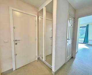 <strong>Appartement op de 1ste verdieping met 2 slaapkamers, 2 balkons en autostaanplaats op een zeer centrale ligging gelegen te Schoot (Tessenderlo-Ham).</strong><br /><br /><strong>Indeling:</strong><br />+ inkomhal met ingemaakte vestiairekast<br />+ apart gastentoilet<br />+ leefruimte (woon -en eetkamer)<br />+ geïnstalleerde open keuken<br />+ berging met aansluiting voor WM/DK<br />+ badkamer met dubbele lavabo én kastruimte, bad met douchemogelijkheid<br />+ 2 slaapkamers waarvan 1 met ingebouwde kastruimte, beide kamers bedienbaar met elektrische screens<br /><br /><strong>Energie &amp; technieken:</strong><br />+ EPC: 214kWh/m²/jaar - Label C<br />+ UC: 3750741<br />+ Verwarming op elektriciteit<br />+ Elektrische screens aanwezig bij de slaapkamers<br /><br /><strong>Extra troeven:</strong><br />+ Private autostaanplaats achteraan het gebouw inbegrepen<br />+ Extra tuinberging voorzien<br /><br /><em>Gelegen op het dorpsplein van <strong>Schoot (Tessenderlo)</strong>, nabij winkels, scholen, openbaar vervoer en op- en afrittencomplex <strong>E313</strong>.</em>