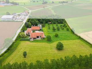 Met een adembenemend uitzicht op de Kemmelberg en het glooiende landschap van Heuvelland bevindt zich deze unieke vierkantshoeve in Dranouter op een eigendom van bijna 3 hectare.<br /><br />Deze karaktervolle eigendom biedt een zeldzame combinatie van wonen, recreatie en ondernemen op één uitzonderlijke locatie.<br /><br />De site omvat een volledig ingerichte vakantiewoning voor 8 personen, een tweede woongedeelte dat momenteel wordt uitgebaat als B&B met gastenkamers maar eveneens perfect kan dienen als ruime privéwoning, en een afzonderlijke werkplaats van ca. 200 m².<br /><br />Daarnaast beschikt het geheel over een schuur en paardenstallen, omringd door uitgestrekte weides en een privaat bos, wat zorgt voor maximale rust, privacy en een unieke beleving van het buitenleven.<br /><br />Dankzij de uitzonderlijke ligging geniet u hier dagelijks van panoramische vergezichten en de charme van het Heuvelland op zijn mooist.<br /><br />Een eigendom die ruimte, karakter en mogelijkheden op een unieke manier samenbrengt.<br /><br />✨ Troeven<br /><br />✔ Eigendom van bijna 3 hectare<br />✔ Prachtig zicht op de Kemmelberg <br />✔ stijlvolle afwerking met duurzame materialen<br />✔ Vakantiewoning voor 8 personen <br />✔ B&B met gastenkamers (ook als woning mogelijk) <br />✔ Werkplaats/loods van ca. 200 m² <br />✔ Schuur en paardenstallen <br />✔ Weides, bos en fruitboomgaard<br />✔ Uitzonderlijke ligging in Heuvelland<br /><br />📞 Interesse? Contacteer Thijs, Friedel of Nina:<br />📲 051 57 54 61<br />📧 thijs@grouptrybou.be | friedel@grouptrybou.be | nina@grouptrybou.be