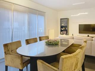 Energiezuinig, jong en fris ingericht appartement op de tweede verdieping van een klein blokje, gebouwd in 2012. Geen lift aanwezig wat een zeer gunstige invloed heeft op de gemeenschappelijke kosten. Het terras achteraan is uiterst rustig gelegen met zicht op groen, en dit in het hartje van Lier! Alle faciliteiten bevinden zich op wandelafstand. Het station op slechts 500 m. Het appartement is een pareltje, zeer verzorgd, ondertussen wit geschilderd (binnenkort vervangen we deze foto's door nieuwe) en ingedeeld als volgt: hal met gastentoilet, een leefruimte met veel raampartijen, zodat er voldoende licht binnenvalt, aansluitend de open keuken met ingebouwde toestellen (oa een vaatwasser) en vervolgens een wasplaats, een gezellige badkamer met douche in ligbad (in een nis), een slaapkamer en een tweede slaapkamer met ingebouwde kasten die toegang geeft tot het terras. Gemeenschappelijke kosten inclusief.