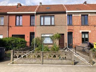Deze verrassend ruime woning is gelegen in een woonwijk te Turnhout vlakbij supermarkt, school, park, winkels,...Op het gelijkvloers treffen we...
