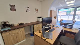 In de Professor Dewulfstraat (zijstraat van Ieperstraat, winkelhart van Poperinge) bevindt zich deze handelsruimte. Deze commerciële eigendom...