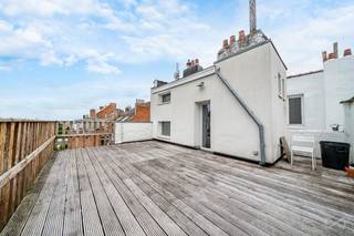 Looking to enjoy a spacious, perfectly oriented terrace in Ixelles? We Invest has found the perfect gem for you!
Ideally located just a stone's away from the highly sought-after Cimetière d’Ixelles district, discover this beautiful 2-bedroom apartment nestled on the 3rd and top floor of a small co-ownership with low building fees (+- €60/month).
This strategic location makes it an ideal first purchase or a top-tier investment.
The property consists of an entrance hall leading, on one side, to a pleasant living room, two nice-sized bedrooms (12 m² and 11 m²), and a bathroom with a toilet. On the other side, you will find the kitchen offering direct access to a magnificent 32 m² terrace (fully approved by urban planning regulations), perfect for soaking up the sun all day long.
On the technical side, the apartment benefits from recent electricity, an individual gas boiler, a private cellar, as well as an insulated false ceiling and gable wall.
The property is available immediately upon signing the deed. A great opportunity on the Ixelles market, to be visited without delay!
EPC: G - 385 kWh/(m2.year) EPC No. 202606180000757286010.
Info and viewings: Laurent at laurent.mic@weinvest.be or via the contact form.