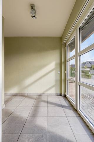 Op een boogscheut van het centrum van Tielt bevindt zich dit recente en instapklare pand met polyvalente kantoorruimte én een ruim duplex...