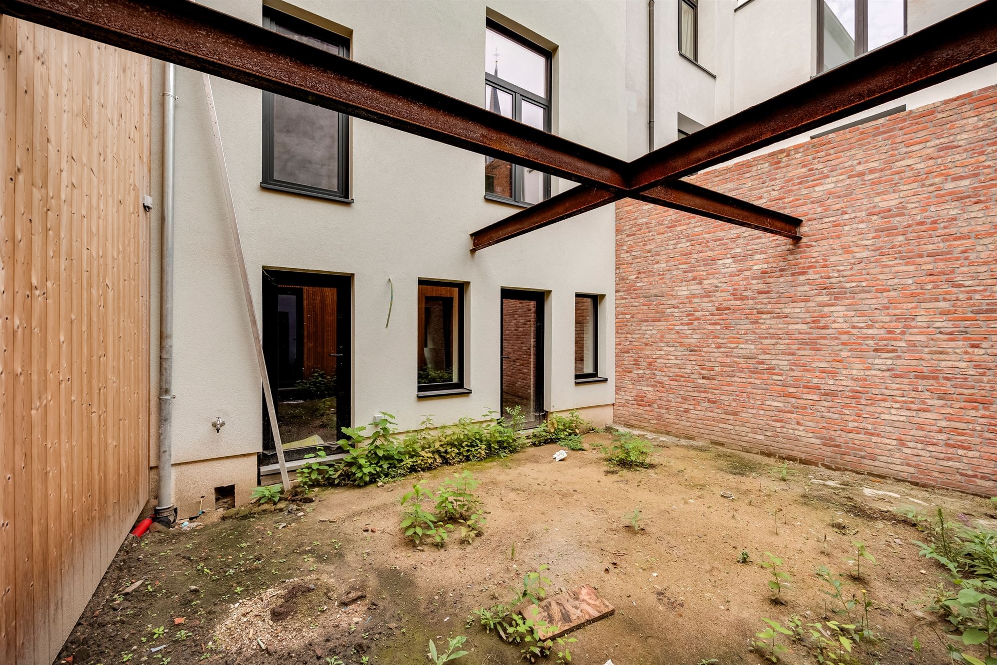 Volledig gerenoveerde stadswoning met praktijkruimte - foto 2