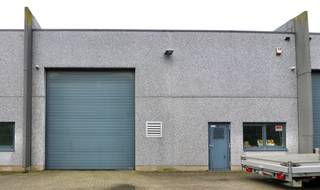 Op zoek naar een efficiënte en strategisch gelegen magazijnruimte, ideaal gesitueerd op een goed uitgerust industrieterrein? Dit degelijke gebouw biedt een uitstekende basis voor uw logistieke en bedrijfsbehoeften.

Locatie en Bereikbaarheid:
Gelegen op een dynamisch industrieterrein, geniet dit magazijn van een uitmuntende toegankelijkheid dankzij de nabijheid van belangrijke verkeersaders. Het terrein is voorzien van verlichting, groen en ruime parkeermogelijkheden, inclusief vier private parkeerplaatsen direct aan uw magazijn, wat een moeiteloze aan- en afvoer van goederen mogelijk maakt.

Kenmerken en Voorzieningen:
- Afmetingen: De magazijnruimte beslaat een oppervlakte van 321,6 vierkante meter, met een praktische breedte van 12 meter en een diepte van 26,8 meter.
- Toegang: Voorzien van een robuuste toegangspoort met een breedte van 4 meter en een hoogte van 4,5 meter, garandeert het gebouw een vlotte toegankelijkheid voor leveringen en transport.
- Interne Specificaties: Een vrije hoogte binnenin van 5,5 meter, samen met efficiënte TL-verlichtingsarmaturen, creëert een ruime en goed verlichte werkomgeving. De toevoeging van een tussenverdieping biedt extra stapelruimte, optimaal benut voor uw opslagbehoeften. Onder de stapelruimte bevindt zich een bureelruimte, badend in natuurlijk daglicht, perfect voor administratieve taken of klantenontvangst en een toilet.

Deze magazijnruimte is bijzonder geschikt voor een breed scala aan activiteiten, waaronder distributie, productie, opslag of als centrale hub voor e-commerce logistiek. Met de aangeboden faciliteiten en locatievoordeel biedt dit magazijn de ideale oplossing voor bedrijven die streven naar efficiëntie en groei.

Voor meer informatie of het plannen van een bezichtiging, nodigen we u graag uit contact op te nemen met Vastgoed Unicum op 09 336 16 15 of mail verhuur@vastgoedunicum.be. Ontdek hoe deze professionele magazijnruimte uw bedrijfsvoering kan ondersteunen en versterken.