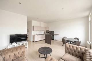 <p><span>Op zoek naar een instapklaar appartement met een ruim gevoel, veel lichtinval en een centrale ligging? Dit appartement op de bovenste verdieping, combineert een lichtrijke leefruimte met open keuken, twee volwaardige slaapkamers, moderne badkamer en heeft een functionele indeling waardoor het bijzonder comfortabel aanvoelt.</span></p><p><span> </span></p><p><span>Licht, open &amp; comfortabel</span></p><p><span>Via de gemeenschappelijke inkomhal bereik je dit appartement op de derde en bovenste verdieping van het gebouw. Meteen valt de overvloed aan licht op in de ruime leefruimte. De grote raampartijen en de lichte parketlaminaatvloer zorgen hier voor een fris en open gevoel. Je hebt meer dan voldoende plaats voor een gezellige zithoek én een grote eettafel, ideaal om gasten te ontvangen of gezellig thuis te genieten.</span></p><p><span>De open keuken sluit mooi aan bij de leefruimte en is praktisch ingericht met een onderhoudsvriendelijke tegelvloer en een handige statafel die extra werk- en eetruimte creëert. Verder beschik je hier over een oven, dampkap, fornuis, spoelbak en voldoende kastruimte. Dankzij de open indeling blijft alles mooi verbonden met de leefruimte.</span></p><p><span> </span></p><p><span>Comfortabele slaapkamers &amp; verzorgde badkamer</span></p><p><span>Achteraan bevinden zich de twee slaapkamers, rustig gelegen weg van de straatzijde. Beide kamers zijn afgewerkt met dezelfde verzorgde parketlaminaatvloer en bieden voldoende ruimte voor een comfortabel slaapgedeelte, dressing of bureauhoek.</span></p><p><span>De badkamer heeft een verzorgde uitstraling met een ruime douchecabine, een stijlvolle lavabo met praktische onderkast en een combinatie van donkere vloertegels en lichte wandtegels. Verder is er nog een apart gastentoilet met handenwasser én een technische ruimte met aansluiting voor was/droogmachine.  Extra opbergruimte nodig?  Er is nog een privatieve berging voorzien in de kelder.</span></p><p><span> </span></p><p><span>Vlakbij parken, winkels en openbaar vervoer</span></p><p><span>Je woont hier aan de Herentalsebaan vlakbij Deurne-Zuid, een levendige buurt met alles binnen handbereik. Winkels, supermarkten, horeca, de Zwitserse Apotheek en openbaar vervoer bevinden zich op wandelafstand. Ook het Rivierenhof en Te Boelaarpark liggen vlakbij voor wie graag sport, wandelt of ontspant in het groen. Met de Ring en belangrijke invalswegen om de hoek ben je bovendien snel onderweg richting centrum of buiten de stad. De uitstekende Mobiscore van 9,5/10 spreekt voor zich.</span></p><p><span> </span></p><p><span>Maatregelenregister: in aanvraag</span></p><p><span> </span></p><p><span> </span></p>