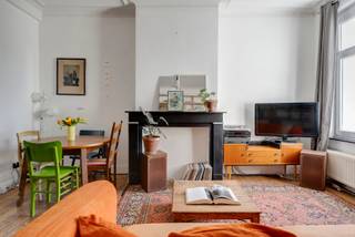 LICHT, KARAKTER EN URBAN FLAIR IN DE DANSAERTWIJKOp de derde verdieping van een kleinschalig gebouw in de Antoine Dansaertstraat bevindt zich dit...