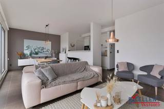 Dit schitterende 2-slaapkamerappartement biedt een panoramisch uitzicht op de idyllische oude Leiearm en straalt een ongeëvenaard gevoel van rust...