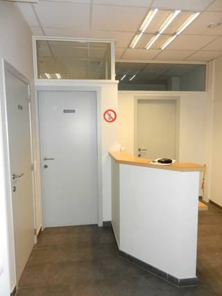 <ul>
	<li>uiterst commercieel gelegen handelsgelijkvloers</li>
	<li>in het volle centrum langs grote invalsweg</li>
	<li>grote zichtbaarheid</li>
	<li>met parkeergelegenheid voor de deur</li>
	<li>vlotte bereikbaarheid te voet, met de fiets, de auto en het openbaar vervoer</li>
</ul>
 

<ul>
	<li>momenteel ingericht als dokterspraktijk maar kan uiteraard gebruikt en/of verbouwd worden tot iets anders</li>
	<li>omvattende heden een ontvangstbalie, wachtzaal, toilet, verschillende consultatieruimtes, keuken, tuin met terras en bunker</li>
</ul>