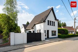 Deze instapklare open bebouwing is de ideale gezinswoning waar u zonder zorgen meteen uw intrek kan nemen. Dankzij de vele ramen geniet u doorheen de volledige woning van een aangename lichtinval en een open gevoel. De woning werd bovendien recent volledig gerenoveerd, waardoor u zich geen zorgen hoeft te maken voor eventuele renovaties.<br /><br />Bij het betreden van de woning valt meteen de ruime en lichtrijke leefruimte op, die naadloos aansluit op de keuken.<br />De woning beschikt over vijf volwaardige slaapkamers, waardoor er ruimte in overvloed is voor grote gezinnen, thuiswerk of hobbyruimtes. Met twee badkamers geniet u bovendien van extra comfort en functionaliteit in het dagelijkse leven.<br /><br />Buiten vindt u een leuke tuin waar het aangenaam vertoeven is, aangevuld met een praktisch tuinhuis voor extra stockage of tuinmateriaal. <br />Als leuke extra's zijn er de handige staanplaatsen en nuttige kelderberging.<br /><br />Beschikbaar bij akte!<br /><br />Contacteer Top Vastgoed voor een bezoek op 0475 700 700!