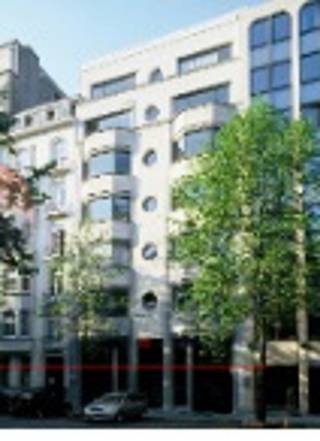 Magnificent offices to let, ideally located between Rue de La Loi and Rue Belliard, close to Place du Luxembourg, Parc Royal and the European institutions.<br />Mixed environment with numerous facilities in the immediate vicinity (shops, bars, restaurants, fitness centre, hotels, etc.).<br />Easily accessible by public transport (metro, bus, train).<br />Single parking: €1,600/plot/year.<br />Double parking: €2,400/plot/year.<br />Archives: 100 €/sqm/year.<br />Excluding charges and taxes.