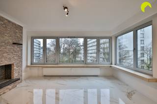 Op de grens Berchem / Borgerhout  in de wijk Groenenhoek, vinden we dit lichtrijk en recent volledig vernieuwd hoekappartement met...