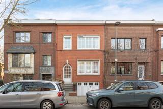 <p>Deze instapklare en charmante woning is gelegen in de gezellige Sevillastraatbuurt in Deurne, een rustige en aangename omgeving met alle voorzieningen binnen handbereik. De woning is ingedeeld als volgt: via de inkomhal betreedt u de lichtrijke leefruimte met grote raampartijen, die naadloos aansluit op de volledig uitgeruste keuken met alle hedendaags comfort. Achteraan de woning geniet u van een aangenaam zicht op de stadstuin, waar u in alle rust en zonder inkijk kan ontspannen. Op de eerste verdieping bevinden zich twee volwaardige slaapkamers en een extra kinder- of bureauruimte. Daarnaast vindt u hier ook de badkamer, uitgerust met een ligbad en wastafel. Tot slot beschikt de woning over een ruime garage met aansluitend een praktische kelderberging, wat zorgt voor extra opslagruimte. Deze extra’s vormen een absolute meerwaarde in deze buurt, waar parkeermogelijkheden niet altijd evident zijn.</p><p><strong>Troeven:</strong></p><ul><li>14 zonnepanelen</li><li>Vernieuwd dak (2024)</li><li>Gelegen vlakbij het Boelaerpark </li></ul><p><br /></p>