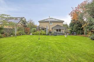 In een rustige en residentiële straat in Evergem bevindt zich deze instapklare gezinswoning uit 2005, gelegen op een royaal perceel van 1.080...