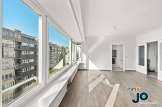 <br />Dit instapklaar 3 slaapkamerappartement met een centrale ligging, op wandelafstand van het strand, petit paris en de gezellige 3-gapers baadt in het licht en biedt mooie open zichten op de omgeving.  Dit ruime appartement bevindt zich in de Alfons Pieterslaan, midden in het bruisende hart van Oostende. Met winkels, openbaar vervoer, het strand en tal van faciliteiten vlakbij, geniet u van alles wat de stad te bieden heeft en dit allemaal op wandelafstand.<br /><br /><strong>Bekijk de videorondleiding op het instagramkanaal: immo_jo_sold_by_jo<br />Vraag uw gratis schatting aan via www.jo.immo</strong><br /><br />De woonkamer heeft grote raampartijen en hierdoor geniet u van zeer veel natuurlijk lichtinval daarnaast biedt ze naast voldoende plaats voor een groot salon ook nog plaats voor een praktische eetplaats. Aanpalend heb je dan nog de instapklare en recent vernieuwde keuken.<br /><br />Een tweede grote troef is het zuid-gericht terras aan de achterzijde van het appartement aanpalend bij de slaapkamers. Op dit zonnig terras kunt u heerlijk ontspannen en aan het uiteinde kunt u ook nog gebruik maken van een handige berging.<br /><br />Het appartement heeft dus 3 volwaardige slaapkamers en is zowel geschikt voor permanente bewoning maar ook als tweede verblijf of door de nabijheid van het strand dus ook vakantieverhuur.<br /><br />De badkamer en keuken zijn recent volledig vernieuwd en volledig instapklaar, zo hoeft u zelf geen aanpassingen meer door te voeren in het appartement en kunt u het per intrede naar hartenlust benutten.<br /><br />Dit appartement combineert ruimte, licht en comfort op een toplocatie in Oostende. Met 3 slaapkamers, een zonnig terras en een instapklare afwerking is dit de ideale plek voor wie dichtbij het strand wil wonen of een slimme investering zoekt. Daarnaast is het appartement ook future proof door het gunstig EPC en de lage syndicale kost.<br /><br />Wil je meer informatie of een bezoek aarzel dan niet en contacteer ons via jo@jo.immo of bel 059/300 800<br /> 