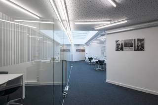 Ruim kantoor op het gelijkvloers van een perfect uitgerust bedrijvencentrum met uitstraling voor uw zaak! Het kantoor heeft een oppervlakte van 32 m² en kan gehuurd worden voor de maandelijkse prijs van 875 euro all-in/maand. <br />Voorzieningen: stijlvol gemeubeld, bijhorende parkeergelegenheid en full-service dienstverlening en faciliteiten (begrepen in de huurprijs), het gebouw is vlot bereikbaar (vlakbij de oprit naar de E403 en andere uitvalswegen).<br />Je huurt uw kantoorruimte inclusief de nodige voorzieningen (netwerk, airco, alarm, telefonie...) en je maakt gebruik van de dienstverlening zoals daar is: onthaal (met post-ontvangst), vergaderzaal, keukenfaciliteiten, refter en sanitair, printfaciliteiten, internet, schoonmaak,...<br />Er is voldoende parkeergelegenheid voor en rondom het gebouw.<br />Ook ergonomisch zijn deze kantoren zeer goed uitgerust, er is voldoende lichtinval, modern meubilair, gemeenschappelijke ruimten, alles van hoge kwaliteit.<br />Uw bedrijf in deze kantoren biedt een heel mooie uitstraling naar bezoekers toe, het gebouw is uitnodigend en voorzien van heel mooie kunst, leuke meerwaarde!<br />De prijzen zijn exclusief btw maar alle voorzieningen zijn INCLUSIEF (huishoudelijk reglement en detail aanbod ter beschikking). Minimale huurtermijn: 1 jaar.<br />BESCHIKBAAR OP HEDEN:<br />Kantoor 0.10 (GLVL 21,62 m²): 615,50 € <br />Kantoor 0.12 (GLVL 34,57 m²): 939,25 €<br />Kantoor 0.18 (GLVL 32,00 m²): 875,00 €<br />Cluster 1.17-1.18-1.19-1.20 op de verdieping: 1.997,35 € (met eigen vergaderruimte, kitchenette, sanitair)<br />Kantoor 1.3 op de verdieping (20,47 m²): 689,10 €<br />Benieuwd naar de beschikbare kantoren? Bel ons voor een plaatsbezoek en laat u verrassen door dit complete aanbod!