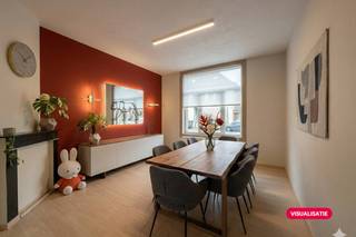 Spacieuse maison mitoyenne à vendre à Meenseweg 87 à Ypres. Cette maison prête à emménager à vendre est située sur un beau terrain de 475 m² à proximité du centre, des commerces, des écoles et de l'allée A19. La maison dispose de 5 belles chambres et d'une salle de bain rénovée avec dressing attenant. À l'arrière, il y a une sortie avec un garage double et une annexe. La maison dispose de techniques actualisées et d'un score EPC favorable (B). Les fenêtres, l'électricité et le toit ont été rénovés. Il y a également une pompe à chaleur pour la climatisation, des panneaux solaires et une batterie domestique. Cela rend la maison très économe en énergie ! Idéal pour ceux qui recherchent une maison spacieuse avec un aménagement pratique dans un emplacement central à Ypres !MISE EN PAGERez-de-chaussée : Entrée avec placards et toilettes séparées - séjour avec salon, salle à manger et cuisine ouverte installée - véranda - jardin paysager avec sortie de la maison vers le Meenseweg et sortie par l'arrière via le quartier - garage double/abri voiture - dépendance pratique.Premier étage : deux chambres - salle de bain avec baignoire, douche, toilettes et lavabo - dressing spacieux.Deuxième étage : trois chambres.De plus, cette maison dispose également d'un sous-sol sec qui sert parfaitement de rangement supplémentaire.POINTS FORTS- Emplacement central- Sortie à côté de la maison et au fond du jardin- Techniques innovantes et économes en énergie- Réservoir de pluie - Grand nombre de chambres Registre des mesures: non