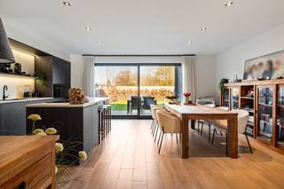 Deze ruime, bijna-energie-neutrale woning (BEN-woning) is erg goed gelegen, in een doodlopende, autoluwe fietsstraat, vlakbij het centrum...