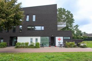 <p>Prachtig appartement op de eerste verdieping, gelegen te Essen-Wildert met alle nodige voorzieningen op wandelafstand! Het appartement is te bereiken via de trappenhal of via de lift en beschikt o.a. over een lichtrijke leefruimte met open keuken, 3 slaapkamers, een badkamer, een berging, een extra toilet en een zeer groot terras van ca. 50m². EPC A!</p>
<p>Het comfort wordt nog verhoogd door de ondergrondse autostaanplaats en kelderberging.</p>
<p>Huurprijs: €1250 + €75.</p>
