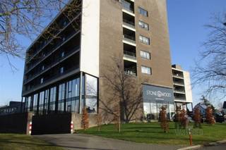 <p><span>Instapklaar 2-slaapkamerappartement gelegen langs de Grote Ring van Hasselt, vlakbij verbindingswegen, autostrades en diverse winkels zoals Carrefour, Aldi, Colruyt, Hubo. Scholen, winkels en openbaar vervoer bevinden zich op wandelafstand.<br />Dit appartement is gelegen boven Verzekeringen Ethias. Een zeer ruime parking voor de gebouwen.<br />Lift. </span></p><p><span>Indeling:</span></p><ul><li><span>Via de afgesloten inkomhal heb je eerst een ruime berging met alle nodige aansluitingen (wasmachine, droogkast, diepvries…).</span></li><li><span>Na deze inkomhal bereik je de woon- en eetkamer die toegang geeft tot het ruim overdekt buitenterras. De keuken heeft een open karakter.</span></li><li><span>In de afgesloten nachthal bevinden zich achtereenvolgend de WC (dus niet op de badkamer), de badkamer met douche, ligbad en lavabomeubel en 2 slaapkamers</span></li><li><span>Aanbellen gebeurt via de videofoon. Bewoners en bezoekers kunnen gebruik maken van de voorliggende ruime parking.</span></li></ul><p><span>Voor de gemeenschappelijke kosten is maandelijks een forfaitair bedrag van € 70 verschuldigd.<br />Bent u op zoek naar een goed gelegen en instapklaar 2-slaapkamerappartement met ruim terras, mail dan gerust naar <span>marleen@mca-vastgoed.be</span></span><span> of bel naar 0485 34 56 71 en maak een afspraak. Steeds bereikbaar, ook buiten kantooruren of in het week-end. </span></p>