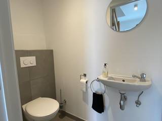 Een rustige ligging maar toch dichtbij het centrum van Kuurne.<br /><br />Indeling;<br />Gelijkvloers<br />Als we de woning binnenwandelen hebben we een inkomhal met recht voor ons een apart toilet, links bevindt zich de trap en op de rechterkant betreden we de lichtrijke leefruimte met schuifraam naar de onderhoudsvriendelijke tuin met tuinhuis.<br />Aanpalend aan de leefruimte bevindt zich de zeer trendy en smaakvolle keuken met eiland. Vanuit de keuken kunnen we dan de garage betreden waar naast een autostaanplaats ook nog heel wat opbergruimte is.<br /><br />Eerste verdieping<br />Als we boven komen in de woning hebben we drie grote slaapkamers en een badkamer met douche, bad, toilet en enkele lavabo.<br /><br />Deze woning is een echte topper op de huurmarkt!