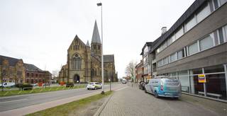 Modern commercieel gelijkvloers of kantoor te huur, pal aan het OLV Ziekenhuis, op het gekende Onze-Lieve-Vrouwplein. Dit instapklare pand biedt <strong>een royale gelijkvloerse oppervlakte van 400 m², volledig uitgerust met ingerichte kantoren, sanitair en kitchenette. </strong>Huurprijs: €3.000/maand<br />Onroerende voorheffing: ten laste van de eigenaar<br />Parkeren: voor de deur + mogelijkheid tot het huren van (tot) 10 ondergrondse parkeerplaatsen in de achtergelegen Appelstraat (ca. €67,50/maand per plaats). Gelegen tussen o.a. de Thuiszorgwinkel, de vernieuwde Apotheek Mijlbeek en Keurslager Schout, geniet dit pand van een uitstekende zichtbaarheid dankzij de uitzonderlijke gevelbreedte. EPC-label B.<br />Beschikbaar; onmiddellijk. <br />Benieuwd naar dit bedrijfsvastgoed in regio Aalst? 📩 info@immodelestre.be 📞 054 33 62 52 🌐 www.immodelestre.be