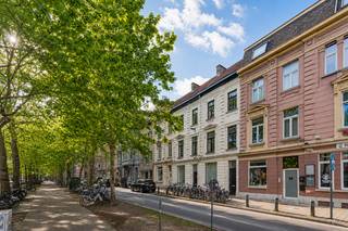 In de Kunstlaan bevindt zich dit statige herenhuis vol authentieke charme. Dankzij de centrale ligging geniet u van een vlotte verbinding naar het centrum van Gent, winkels, scholen, openbaar vervoer en belangrijke invalswegen.<br /><br />Bij het binnenkomen wordt u verwelkomd in een stijlvolle inkomhal met prachtige authentieke elementen zoals charmetegels en een elegante herenhuistrap. Op het gelijkvloers bevinden zich een ruime dubbele leefruimte, een keuken, gastentoilet en een aangenaam zonneterras.<br /><br />De bovenliggende verdiepingen bieden plaats aan vijf volwaardige kamers en een comfortabele badkamer uitgerust met zowel een ligbad als douche. Daarnaast is er een apart toilet aanwezig.<br /><br />Een extra troef is de ruime zolderverdieping, die perfect kan worden ingericht als extra slaapkamer, bureau, hobbyruimte of opslagruimte.<br /><br />Troeven:<br />• Karaktervolle burgerwoning<br />• Authentieke elementen behouden<br />• 5 volwaardige kamers<br />• Ruim zonneterras<br />• Grote zolderverdieping<br />• Uitstekende ligging nabij centrum Gent<br />• Ook interessant voor vrije beroepen of praktijkruimte<br /><br />Dankzij de combinatie van ruimte, karakter en topligging vormt deze woning een unieke opportuniteit voor gezinnen, investeerders of wie wonen en werken wil combineren in het hart van Gent.<br /><br />Vraagprijs: €748.000<br /><br />Voor meer informatie of een bezoek, contacteer Thomas via thomas@vicusvastgoed.be of op het nummer 0474 26 27 58.