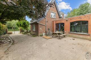 Deze woning is zeer rustig gelegen, en biedt veel potentieel. Weide en extra bos.Indeling: inkom, ruimte leefruimte, keuken en badkamer, kelder. Op...