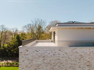 Ligging:<br /><br />Kleinschalig nieuwbouwproject, ontworpen door Caan-Architectenbureau, is gelegen op een zeer goede locatie: nabij de Sterre, het miljoenenkwartier, het St. Pietersstation en alle belangrijke uitvalswegen (R4, autowegen, N60) in de directe omgeving. In de nabijheid zijn er winkels, scholen, openbaar vervoer, ... (Mobiscore van 9,5/10)<br /><br />Project en afwerking:<br />Huize Stella zal omgeven worden door groen en door een gemeenschappelijke parktuin. U zal hier terechtkomen in een oase van rust.<br /><br />De penthouse wordt voorzien van een high-end afwerking, energiezuinige technologie en doordachte en kwalitatieve materialen ! De huislift, blokdeuren, vloerverwarming en warmtepomp, zonnepanelen, elektrische haard met waterdamp, zonwerende screens, airco en het riante terras met zicht op de tuin zorgen voor een uniek wooncomfort.<br /><br />De penthouse is voorzien van 2 ruime slaapkamers met ensuite badkamers. De master is ook voorzien van op maat gemaakte kasten. De leefruimte met open keuken is rondom omgeven door riante terrassen.<br /><br />Er zijn eveneens ondergrondse parkings voorzien, bergingen en een fietsenberging in eigen tuinberging.<br /><br />Prijzen zijn exclusief berging en/of parking. 6% BTW mogelijk indien de koper in aanmerking komt.<br />Nieuw voor investeerders : het 6% BTW-tarief geldt nu ook voor aankopen die gedurende 15 jaar verhuurd worden (onder de toepasselijke wettelijke voorwaarden). Dat verlaagt de aankoopkost en kan uw netto-rendement aanzienlijk verbeteren.<br /><br />Voor meer info en/of afspraak bel Anthony op 0488/14 62 77