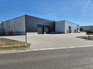 Op het Industrieterrein Jagersborg starten binnenkort de bouwwerken van dit representatieve KMO-project. Er zijn 9 KMO-units voorzien waarvan er 2 over een grote kantoorruimte beschikken. De afmetingen variëren van 204m² tot 1080m². Samenvoegen van units is mogelijk. De units worden casco opgeleverd waarbij de branddetectie reeds voorzien is.<br /><br />Zowel de N73 als de N78 zijn goed bereikbaar en de A2 autosnelweg bevindt zich op 9 km.<br /><br />Deze unit beschikt over 299m² kantoorruimte op het gelijkvloers.<br /><br />KENMERKEN UNIT 9 + KANTOOR 1<br />- oppervlakte magazijn: 493m²<br />- oppervlakte kantoor: 299m²<br />- minimale vrije hoogte magazijn: 6.10m<br />- 2 sectionaalpoorten (4.00m breed x 4.20m hoog)<br />- lichtstraat met RWA<br />- basis branddetectie voorzien<br />- 10 privatieve parkeerplaatsen<br /><br />Vg - Igb - Gmo - Gvkr - Gvv<br /><br />Voor meer info: 011/39.90.50 of info@jansenrealestate.be