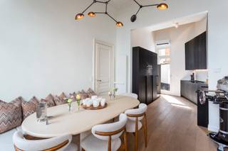 <p>Deze charmante en volledig afgewerkte herenwoning combineert authentieke elementen met hedendaags comfort en hoogwaardige afwerking. De woning werd de voorbije jaren smaakvol geüpdatet en is volledig instapklaar. Gelegen in het geliefde Oud-Berchem, op wandelafstand van het Albertpark en de iconische Brouwerij De Koninck, geniet u hier van een levendige buurt met tal van voorzieningen en een uitstekende bereikbaarheid.</p>
<p>Bij het binnenkomen wordt u verwelkomd in een statige inkomhal met een prachtige marmeren trap, die meteen de authentieke charme van het pand benadrukt. Vanuit de hal bereikt u het ruime souterrain, momenteel ingericht als bureau- en ontspanningsruimte met extra bergruimte. Dankzij de veelzijdige indeling kan deze verdieping eenvoudig worden aangepast aan uw woonbehoeften. Achteraan bevinden zich de praktische wasplaats en kelder.</p>
<p>De leefkeuken vormt het hart van de woning en werd stijlvol ingericht met een marmeren werkblad en kwalitatieve inbouwtoestellen. Aansluitend bevindt zich de eetruimte met een op maat gemaakte zitbank, die uitnodigt tot sfeervolle diners. De directe toegang tot de gezellige koer zorgt voor een aangename verbinding tussen binnen en buiten.</p>
<p>Een verdieping hoger vindt u een ruime en lichtrijke woonkamer met extra zithoek. Authentieke details, zoals de originele schouwmantel en de doorlopende parketvloer, creëren een warme uitstraling.</p>
<p>Op de bovenste verdieping bevindt zich de royale master bedroom met aansluitend een stijlvolle badkamer, uitgerust met een ligbad en een ruime inloopdouche. Een ideale plek om volledig tot rust te komen.</p>
<p>Extra troeven:</p>
<ul>
<li>Zonnepanelen</li>
<li>Airco in de volledige woning</li>
<li>Ingemaakte kasten</li>
<li>Mogelijkheid tot overname huurcontract van parking met laadpaal</li>
</ul>
<p>Een unieke woning voor wie op zoek is naar karakter, comfort en een toplocatie in Berchem.</p>
<p>Contacteer LISTED voor een bezoek: +32 3 283 51 51.</p>
