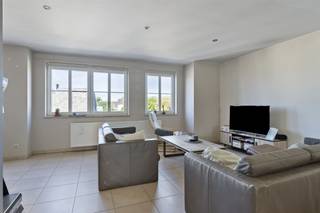 Deze duplex omvat inkom met een toilet, grote living met open keuken voorzien van alle comfort. Terras en berging aanwezig. Op de verdieping zijn er...