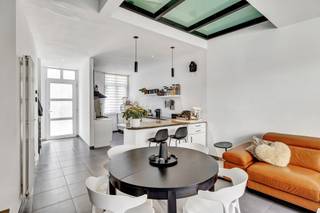 <p>In de Lange Heistraat in Mechelen vindt u deze verrassend ruime en instapklare woning met drie slaapkamers, een lichtrijke open leefruimte en twee aangename buitenruimtes. Achter de discrete gevel gaat een comfortabele stadswoning schuil met een praktische indeling en heel wat woonkwaliteit.</p><p> </p><p>Op het gelijkvloers komt u binnen via de inkomhal. De volledig uitgeruste keuken biedt veel werk- en opbergruimte en beschikt over een praktische ontbijttoog. Ze staat in open verbinding met de eetplaats en woonkamer, waardoor één ruime en gezellige leefomgeving ontstaat. De grote raampartijen aan de achterzijde en de lichtpartijen in het plafond brengen bovendien veel natuurlijk licht tot diep in de woning.</p><p>Via het grote schuifraam loopt de leefruimte mooi over in het ruime, volledig ommuurde terras. Dankzij de beschutte ligging geniet u hier van veel privacy en is er plaats voor zowel een eettafel als een loungehoek. De aanwezige luifel zorgt voor extra comfort en maakt het terras ook op warme en zonnige dagen tot een aangename buitenplek. Verder beschikt het gelijkvloers over een praktische berging en een afzonderlijk gastentoilet.</p><p>Op de eerste verdieping bevinden zich twee slaapkamers. Hier vindt u eveneens de royale badkamer, uitgerust met een ligbad, douche, dubbele lavabo en toilet.</p><p>De bovenste verdieping wordt ingenomen door de ruime master bedroom. De dakstructuur en dakramen geven deze kamer een eigen karakter, terwijl de rechtstreekse toegang tot het eigen terras een bijzondere extra troef vormt. Zo beschikt de woning zowel beneden als boven over een volwaardige buitenruimte.</p><p>Voor extra comfort zijn de slaapkamers uitgerust met airconditioning.</p><p> </p><p>Ook energetisch heeft de woning sterke troeven. Met EPC-label B geniet u van een gunstige energieprestatie. Daarnaast beschikt de woning over zonnepanelen en een warmtepomp. Elektriciteit is conform.</p><p> </p><p>De ligging in de Lange Heistraat combineert aangenaam stadswonen met een vlotte bereikbaarheid. Het centrum van Mechelen is gemakkelijk bereikbaar en ook winkels, scholen, horeca en andere dagelijkse voorzieningen bevinden zich in de omgeving.</p><p> </p><p>Een instapklare woning met drie slaapkamers, airconditioning, veel natuurlijk licht, twee buitenruimtes en een gunstige energieprestatie.</p><p> </p><p>Interesse? Vraag je bezoek aan en ontdek deze woning ter plaatse.</p>