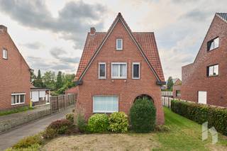 Te renoveren woning met 3 slaapkamers, 2 badkamers en een veranda gelegen op een mooi perceel van 985 m² te Mol-Rauw.<br /><br /><strong>INDELING:</strong><br /><strong>Gelijkvloers:</strong> inkomhal, woonkamer, keuken, badkamer, toilet, veranda<br /><strong>Eerste verdieping: </strong>nachthal, 3 slaapkamers, badkamer <br /><br /><strong>BIJZONDERHEDEN:</strong><br />- Houtkachel in woonkamer;<br />- rolluiken;<br />- kelder en zolder;<br />- mooi, ruim perceel.