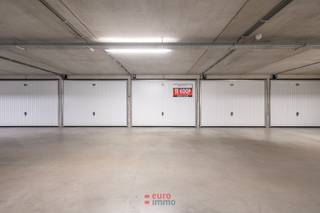 Goed gelegen en zéér vlot inrijdbare garagebox! Deze garage is bovenal fantastisch gelegen. Het Loodswezenplein vormt de verbinding tussen de havengeul en de Zeedijk, waardoor deze locatie uitstekend is voor heel wat mensen. Of u nu een appartement hebt in de buurt, dan wel zorgeloos wil toekomen op een zeer centrale uitvalsbasis, dit is waar u wil parkeren! Het complex zelf is recent en voorzien van brede doorgangen. Manoeuvreren is nergens een probleem en ook de garage zelf is zeer vlot inrijdbaar. De box is bovendien voorzien van elektriciteit in de vorm van een stopcontact en verlichting met eigen teller. De garage is gelegen op verdiep -2.<br />Afmetingen: 3mx5m80.