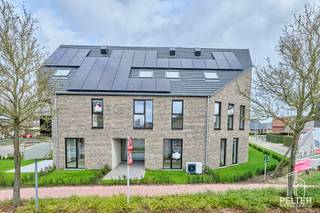<p><span>Met trots stellen wij u het nieuwbouwproject </span><strong><span>“De Lepelaar”</span></strong><span> voor, gelegen op een gunstige locatie aan het Boseind in Neerpelt.</span></p>
<p><span>Deze stijlvolle residentie bevindt zich op de hoek van de Lepelstraat en het Boseind en omvat </span><strong><span>12 ruime appartementen</span></strong><span>, verdeeld over twee gebouwen. Daarnaast beschikt het project over 18 ondergrondse autostaanplaatsen en 13 privatieve kelders.</span></p>
<p><span>Dankzij de centrale ligging geniet u van een uitstekende bereikbaarheid en bevinden tal van voorzieningen zich op wandelafstand. Zo liggen diverse handelszaken, waaronder een bakker, slager, krantenwinkel, apotheek, drankenhandel en supermarkt, vlakbij. Ook scholen, een bushalte en het treinstation zijn vlot bereikbaar.</span></p>
<h3><span>Appartement B1-2.3 – Lepelstraat 2 bus 4</span></h3>
<p><span>Dit </span><strong><span>ruime duplexappartement</span></strong><span> bevindt zich op de eerste en tweede verdieping van de residentie en biedt een aangename combinatie van ruimte, comfort en functionaliteit.</span></p>
<p><span>Het appartement beschikt over 2</span><strong><span> volwaardige slaapkamers</span></strong><span> en een uitzonderlijk ruim terras van maar liefst </span><strong><span>32,45 m²</span></strong><span>, waar u in alle rust kunt genieten van het buitenleven.</span></p>
<p><strong><span>Indeling eerste verdieping:</span></strong></p>
<p><span>Via de inkomhal bereikt u het afzonderlijke gastentoilet en de lichtrijke leefruimte met open keuken. De praktische berging zorgt voor extra opbergruimte.</span></p>
<p><strong><span>Indeling tweede verdieping:</span></strong></p>
<p><span>De overloop biedt toegang tot twee ruime slaapkamers en een grote badkamer.</span></p>
<p>Adres: Lepelstraat 4 bus 4, 3910 Pelt<br /><br />Prijs:<br />Grondprijs: € 67.500 + 12 % registratierechten<br />Constructie: € 266.335 excl. BTW<br />Totaal: € 333.835,97 excl. BTW en registratierechten.</p>
<p>Registratierechten op de grond: € 8.100,00<br />BTW op constructie: € 55.930,55<br />Totale kost excl. berging en ondergrondse parking:<br />€ 397.866,52<br />Kosten berging en ondergrondse parking: € 28.770,00<br />Totale kost incl. berging en ondergrondse parking, excl. notariskosten en excl. aansluiting nutsvoorzieningen:<br />€ 426. 636,52<br /><br />EPB: In aanvraag<br />Verwarming: warmtepomp<br />3 individuele zonnepanelen<br /><br />Bij interesse mag u contact opnemen via: <br />info@peltermakelaardij.be of 011 93 60 60</p>