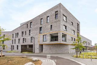 Voor meer info en foto’s, surf naar www.swevers.be – Dit instapklare appartement aan de August Cuppensstraat 6D bus 2 in Beringen bevindt zich op de eerste verdieping van een recent gebouw uit 2022. Met 105 m² bewoonbare oppervlakte, twee slaapkamers en een praktische indeling geniet u hier van modern wooncomfort op een rustige, maar centrale locatie.<br />De inkomhal vormt het centrale punt en geeft toegang tot de verschillende ruimtes. De lichtrijke leefruimte bestaat uit een zit- en eetgedeelte en sluit aan op de praktisch ingerichte keuken van 5,88 m². Vanuit de leefruimte bereikt u het overdekte en zonnige terras van 8,74 m², ideaal om ook bij wisselvallig weer van de buitenlucht te genieten.<br />Via de nachthal bereikt u twee slaapkamers van 9,85 m² en 9,73 m², geschikt als slaap-, kinder-, logeer- of werkkamer. Verder beschikt het appartement over een badkamer, apart toilet en handige berging. Een grote kelderberging zorgt voor extra opslagruimte. Het gebouw is voorzien van een lift en er is mogelijkheid tot het plaatsen van een laadpaal.<br />Ook de ligging is bijzonder praktisch: scholen, winkels, restaurants en openbaar vervoer bevinden zich op wandelafstand. De snelwegen liggen op circa 6 km. Dankzij de recente bouw, instapklare afwerking en functionele indeling is dit een comfortabele en toekomstgerichte woonst. Voor meer informatie, bel 011 255 155. Bron bewoonbare oppervlakte: EPC – verslag.