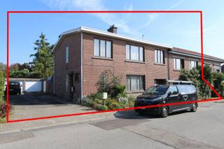 <strong>DUBBELE WOONST </strong>met <strong>ELK 3 SLAAPKAMERS</strong> voorzien van <strong>GROTE TUIN</strong> en veel <strong>TERRASSEN</strong>, veel <strong>PARKEERMOGELIJKHEDEN</strong>, zeer <strong>RUSTIG GELEGEN </strong>in de stadsrand.<br /><br />De eigendom bestaat uit twee aanpalende woningen (nrs. 7 en 9) met elk hun eigen inkom, leefruimtes en slaapkamers, terrassen en tuin maar die ook perfect tot één ruime gezinswoning kunnen worden samengevoegd.<br /><br />De ligging is een absolute troef, op wandelafstand van het stadscentrum, openbaar vervoer, en het natuurreservaat De Kevie, en op slechts enkele minuten van scholen, winkels en het ziekenhuis. Een rustige, groene omgeving met toch alle voorzieningen vlakbij.<br /><br /><strong>INDELING WONING nr. 7</strong><br /><br />+ inkomhal met toilet, <br />+ ruime living <br />+ ruime eetkeuken<br />+ tweede living met toegang tot koer en tot veranda<br />+ ruime binnenkoer met toegang tot garage<br />+ veranda met prachtig uitzicht op de diepe tuin.<br />+ zeer grote tuin<br />+ nachthal, 3 slaapkamers en badkamer op verdiep<br /><br />Vanuit de koer is er toegang tot een groot atelier met verdieping, momenteel ingericht met wasplaats. Deze ruimte biedt diverse mogelijkheden: garage, hobbyruimte, bureau, praktijk of atelier.<br /><br /><strong>INDELING WONING nr. 9</strong><br /><br />+ inkomhal met ruime vestiaire en apart toilet <br />+ grote living<br />+ aparte keuken met berging <br />+ veranda<br />+ groot terras of koer met toegang tot garage<br />+ garage met tuinberging en wasplaats en toegang tot een zonnige tuin (ca. 55 m²).<br />+ overloop, 3 slaapkamers en badkamer op verdiep<br /><br /><strong>TROEVEN</strong><br /><br />+ Rustige ligging op wandelafstand van centrum en natuur<br />+ Grote tuin met privacy<br />+ Dubbele woonst – ideaal als kangoeroewoning, samengevoegd gezin, of wonen + praktijk<br />+ Ruime parkeermogelijkheden<br />+ Veel potentieel om een unieke, karaktervolle woning te creëren<br />+ Nabij ziekenhuis – ideaal voor dokterswoning of beroepspraktijk aan huis<br /><br /><strong>OPMERKING</strong><br /><br />De woning is structureel in orde, maar vraagt grondige renovatie om te voldoen aan de huidige woonnormen en energieregelgeving. Een buitenkans voor wie houdt van ruimte, rust en karakter, en op zoek is naar een project met toekomstwaarde.<br /><br /><strong>INFO en BEZOEK 012 744 844 of info@goed-gevonden.be</strong>