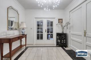 <p><span>Ben jij op zoek naar een ruime villa op een toplocatie? Dan hebben wij dé woning voor jou!</span></p><p><span> </span></p><p><span>Deze vrijstaande villa van 306 m² ligt op een royaal perceel van 17a 95ca in een zeer gewilde en rustige buurt van Maasmechelen. De ligging is bijzonder aantrekkelijk: op korte afstand bevindt zich Connecterra, de indrukwekkende toegangspoort tot het Nationaal Park Hoge Kempen. Hier vertrekken tal van wandel- en fietsroutes en geniet u van unieke panorama’s over het Maasland. Daarnaast ligt ook Maasmechelen Village op wandelafstand, met een ruim aanbod aan winkels en horecagelegenheden. Deze combinatie van natuur, ontspanning en voorzieningen maakt de ligging uitzonderlijk sterk.</span></p><p><span> </span></p><p><span>Het perceel is volledig afgesloten en bereikbaar via een elektrische poort die u kan oprijden via de zijstraat Ivan Orbanlaan, waardoor privacy en een vlotte toegang volledig gewaarborgd zijn.</span></p><p><span> </span></p><p><span>De woning heeft een praktische en flexibele indeling, met een aparte bureauruimte aan de voorzijde die ideaal is voor thuiswerk of studeren. De lichtrijke woonkamer en eetkamer zijn ruim opgezet en voorzien van een kwaliteitsvolle parketvloer, grote raampartijen, gashaard en airconditioning. Aansluitend bevindt zich de volledig uitgeruste keuken met granieten werkblad, kookplaat, oven en vaatwasser, die via een gezellige veranda uitzicht biedt op de tuin en het omliggende groen.</span></p><p><span> </span></p><p><span>Op het gelijkvloers bevinden zich twee volwaardige slaapkamers met ingebouwde kasten en een ruime badkamer met ligbad, inloopdouche en dubbele lavabo.</span></p><p><span> </span></p><p><span>Daarnaast beschikt de woning over een aparte ingang die leidt naar een bijkomende ruimte die momenteel ingericht is als extra leefruimte en slaapplaats, met aansluitend een praktische bijkeuken. Deze afzonderlijk toegankelijke ruimte vormt een belangrijke troef van de woning. Ze biedt de mogelijkheid om wonen en werken gescheiden te houden, bijvoorbeeld voor een zelfstandige activiteit of praktijk aan huis. Tegelijk is dit ideaal voor inwonende kinderen of ouders die graag hun eigen plek hebben binnen de woning, met behoud van privacy voor beide partijen. Ook als hobbyruimte, studio of gastenverblijf biedt deze aparte zone tal van mogelijkheden.</span></p><p><span> </span></p><p><span>Op de verdieping bevinden zich nog twee extra slaapkamers, waarvan één met ingebouwde kasten, een apart toilet, en een onafgewerkte zolder waardoor de woning perfect geschikt is voor grotere gezinnen of wie nood heeft aan extra ruimte.</span></p><p><span> </span></p><p><span>Met haar royale bewoonbare oppervlakte, flexibele indeling en apart toegankelijke, multifunctionele ruimte biedt deze villa niet alleen comfort, maar ook toekomstgerichte mogelijkheden. Het EPC-label bedraagt momenteel E en kan bij dakisolatie worden verbeterd naar C. Deze woning combineert een toplocatie in een gewilde, groene omgeving met een indeling die ruimte, privacy en veelzijdig gebruik mogelijk maakt! </span></p><p><span> </span></p><p><span>Interesse? Plan gerust een bezoek en ontdek zelf de mogelijkheden van deze unieke villa! </span></p><p><span>Contacteer Diana via 0484.35.70.31 of <span>diana@jemar.be</span></span><span>.</span></p><p><span> </span></p><p><span><br /></span><span>Dit pand kan onderhevig zijn aan de renovatieverplichting die door de Vlaamse overheid wordt opgelegd voor residentiële gebouwen. Consulteer voor meer informatie de website van het Vlaams Energie- en Klimaatagentschap via <span>https://www.energiesparen.be/renovatieverplichting-residenti%C3%ABle-gebouwen-2023</span></span><span> </span></p>