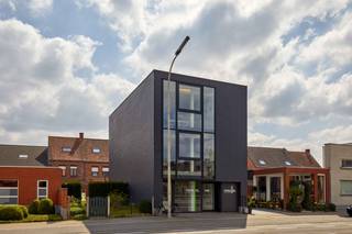 Roeselare-stadsrand. Trendy kantoorruimte van 100-125m² op het 2de, gelegen in een recent energiezuinig kantoorgebouw. Uiterst visueel en centraal gelegen!<br /><br />Het kantoor is centraal gelegen aan de kleine ring van Roeselare en beschikt over een vlotte bereikbaarheid.<br />1 verdieping = 2 hoog / 2de <br />Gelijkvloers en 1ste verdieping is recent verhuurd.<br />Voldoende parkeergelegenheid + mogelijkheid om afgesloten autostaanplaatsen te huren aan 60 euro/maand.<br /><br /><strong><u>Het bijzonder lichtrijke kantoor zelf heeft:</u></strong><br /><strong>==> Tweede verdieping van +/-100-125m²</strong> <br />Verder is er extra : een toilet | extra berging | gemeenschappelijke delen | kitchenette | douche<br />Er zijn 2-3 aparte ruimtes. hoofdbureau | panoramisch bureel | werkbureau<br /><br />Verwarming op gas via lucht op lucht. En airco warm / koud die zorgt voor aangename luchtcirculatie.<br />Er zijn autostaanplaatsen te huur die zich bevinden op een volledig afgesloten autoparking op <100m van het kantoor.<br /><br /><strong>Verhuring 1-3 jaar overeen te komen onder gemeen huurrecht.</strong><br /><br />Dit kantoor biedt ruimte aan 3 verdiepingen/ elk 100-125m².<br /><br />De autostaanplaatsen zijn te huur voor 60 euro per stuk.<br /><br />Bel ons vrijblijvend op voor een bezoek en info. Wij begeleiden u graag met de glimlach op zoek naar uw droomwoning & commercieel pand. En garanderen met veel plezier een “klare kijk” op (h)eerlijk vastgoed. T. 051624040