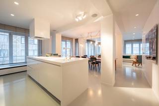 Instapklaar hedendaags hoekappartement rustig gelegen op enkele passen van de zee, het Lichttorenplein en de Dumortierlaan. Indeling: inkomhal...