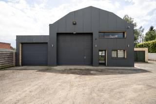 Deze loods betreft een oppervlakte van 413 m² en in toegankelijk via een automatische geïsoleerde poort (H 4,23 x B 4,37). Deels van deze loods...