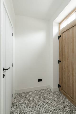 <p>Geniet van de charme en het karakter van deze prachtige villa, gelegen op Einde 149, vlakbij het centrum van Lommel. Met een bewoonbare oppervlakte van maar liefst 242 m² op een perceel van 566 m², biedt deze woning een ideale setting voor een gezin dat ruimte en comfort zoekt. De villa, gebouwd in 1937 en volledig gerenoveerd in 2025, combineert authentieke elementen met moderne afwerkingen. U vindt hier vier royale slaapkamers, twee badkamers, een ruime woonkamer en een functionele keuken die plaats biedt aan gezamenlijke momenten met familie en vrienden.</p>
<p>Bij binnenkomst in deze villa valt direct de warme sfeer op die de leefruimtes uitstraalt. De woonkamer en keuken zijn geïntegreerd in een ruimte van 69m² die volledig open is gelaten tot aan het plafond wat een zeer ruimtelijk gevoel geeft. Boven de woonkamer is brug voorzien die de 2 delen op de verdieping met elkaar connecteert. <br /><br />Indeling: <br /><br />Inkomhal met apart toilet, toegang tot woonkamer en keuken of aan de rechterzijde naar het bureau op het gelijkvloers, de wasplaats en toegang tot de kelder, woonkamer, keuken, een badkamer met inloopdouche en wastafel, apart toilet, inpandige garage die momenteel voorzien is van een gyprocwand waar nog een extra eettafel staat.<br /><br />Verdieping:<br /><br />4 Ruime slaapkamers, apart toilet, volledig ingerichte badkamer met douche, wastafel en bad. Op de ruime overloop is ook de ruimte gelaten om nog een extra bureau te plaatsen.<br /> </p>
<p>Buitenshuis vindt u voldoende ruimte om te genieten van het buitenleven, perfect voor een tuin of een speelzone voor de kinderen. De tuin is ingericht met een beregeningsinstallatie en bovendien volledig omheind. De rustige omgeving maakt dit een ideale plek voor gezinnen die op zoek zijn naar ruimte, maar ook graag de voordelen van de nabijgelegen stadsvoorzieningen willen ervaren. Laat deze uitzonderlijke villa uw nieuwe thuis worden en plan vandaag nog een bezichtiging.</p>